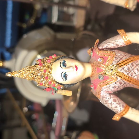 AVAILABLE - VTG Handmade Folk Art Siamese dancers W/ gold & silver embellishment - Picture 2 of 11